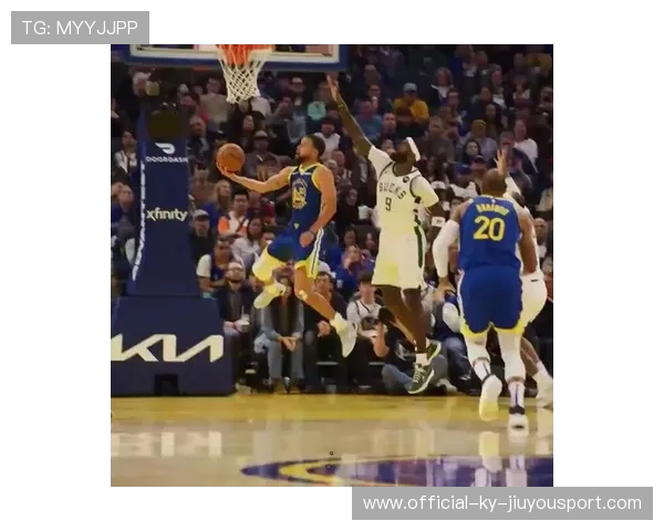 库里突破上篮得分，勇士内外结合稳固战局