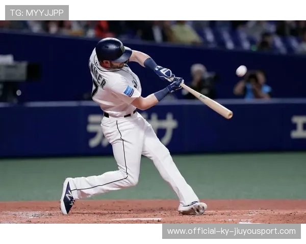 MLB外野轰出大号全垒打主场观众欢声雷动